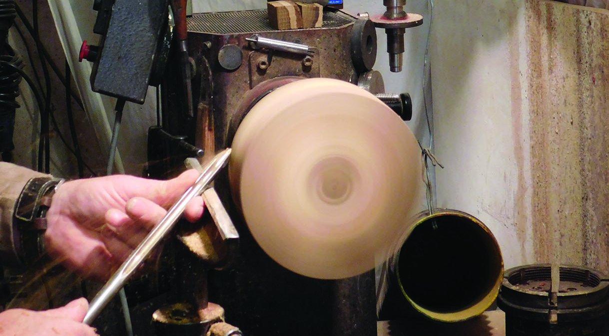 Andy Coates Andy Coates Deconstructs Logs into Striking Lidded Bowls
