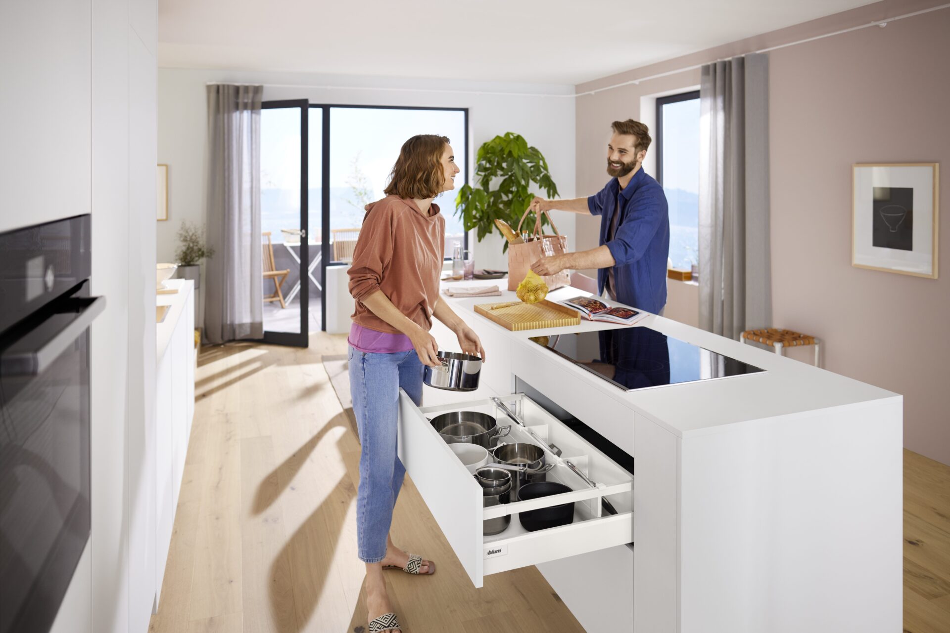 TANDEMBOX ME33430214_all_src Modern kitchen with couple cooking together.