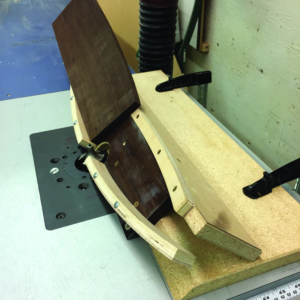 Curved woodworking jig on a router table