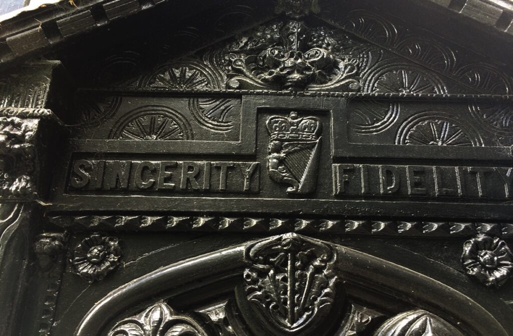 Decorative plaque with sincerity and fidelity inscription.