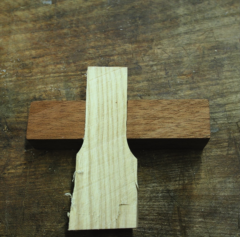 Two wooden pieces in cross lap joint.