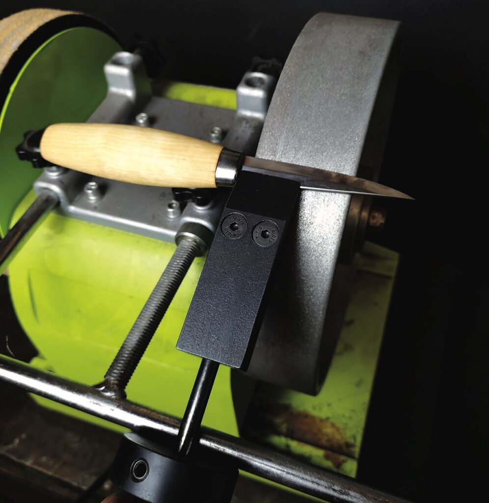 Knife sharpening on grinding machine